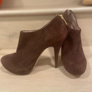 VINCE CAMUTO SUEDE  'JERRELL' HEELED BOOTIE IN CAROB SIZE 7